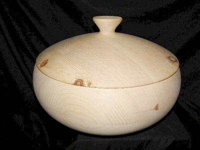 Der Knauf ist nicht aufgesetzt, sondern aus dem Deckel herausgearbeitet